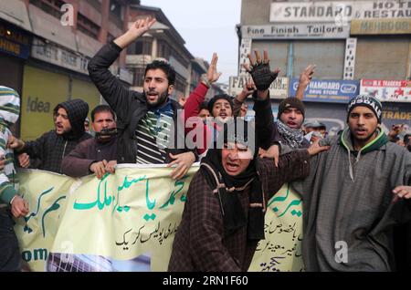 (141224) -- SRINAGAR, 24. Dezember 2014 -- Unterstützer der Jammu und der Kaschmir-Befreiungsfront (JKLF) brüllen während eines Protestes im Maisuma-Gebiet von Srinagar, der Sommerhauptstadt des von Indien kontrollierten Kaschmirs, am 24. Dezember 2014 Parolen für die Freiheit. Es kam zu Zusammenstößen zwischen Einheimischen und indischen paramilitärischen Soldaten, als der Vorsitzende der JKLF Muhammad Yasin Malik einen unbegrenzten Hungerstreik auslöste, um gegen die angebliche Inhaftierung von Jugendlichen zu protestieren. KASCHMIR-SRINAGAR-PROTEST JavedxDar PUBLICATIONxNOTxINxCHN Srinagar DEC 24 2014 Unterstützer der Jammu- und Kaschmir-Befreiungsfront JKLF brüllen während eines Protestes pro Freedom-Parolen Stockfoto