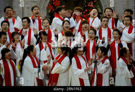 (141224) -- XI AN, 24. Dezember 2014 -- Katholiken feiern Weihnachtsabend in einer Kirche in Xi an, Hauptstadt der nordwestchinesischen Provinz Shaanxi, 24. Dezember 2014. ) (Zkr) CHINA-XI AN-KATHOLISCHE KIRCHE-HEILIGABEND(CN) LiuxXiao PUBLICATIONxNOTxINxCHN Xi bis DEC 24 2014 Katholiken feiern Heiligabend in einer Kirche in Xi bis Hauptstadt Nordwestchinas Provinz S Shaanxi DEC 24 2014 CCR China Xi bis katholische Kirche Heiligabend CN PUBLATIONxNOTxCHINxCHN Stockfoto