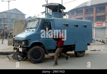 (141224) -- SRINAGAR, 24. Dezember 2014 -- Ein Unterstützer der Jammu- und Kaschmir-Befreiungsfront (JKLF) wirft während eines Protestes im Maisuma-Gebiet von Srinagar, der Sommerhauptstadt des von Indien kontrollierten Kaschmirs, am 24. Dezember 2014 einen Stuhl auf das Fahrzeug indischer paramilitärischer Soldaten. Es kam zu Zusammenstößen zwischen Einheimischen und indischen paramilitärischen Soldaten, als der Vorsitzende der JKLF Muhammad Yasin Malik einen unbegrenzten Hungerstreik auslöste, um gegen die angebliche Inhaftierung von Jugendlichen zu protestieren. KASCHMIR-SRINAGAR-PROTEST JavedxDar PUBLICATIONxNOTxINxCHN Srinagar DEC 24 2014 ein Unterstützer der Jammu- und Kaschmir-Befreiungsfront JKLF wirft einen CH Stockfoto