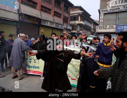 (141224) -- SRINAGAR, 24. Dezember 2014 -- Unterstützer der Jammu und der Kaschmir-Befreiungsfront (JKLF) brüllen während eines Protestes im Maisuma-Gebiet von Srinagar, der Sommerhauptstadt des von Indien kontrollierten Kaschmirs, am 24. Dezember 2014 Parolen für die Freiheit. Es kam zu Zusammenstößen zwischen Einheimischen und indischen paramilitärischen Soldaten, als der Vorsitzende der JKLF Muhammad Yasin Malik einen unbegrenzten Hungerstreik auslöste, um gegen die angebliche Inhaftierung von Jugendlichen zu protestieren. KASCHMIR-SRINAGAR-PROTEST JavedxDar PUBLICATIONxNOTxINxCHN Srinagar DEC 24 2014 Unterstützer der Jammu- und Kaschmir-Befreiungsfront JKLF brüllen während eines Protestes pro Freedom-Parolen Stockfoto