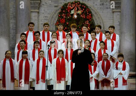 (141224) -- XI AN, 24. Dezember 2014 -- Katholiken feiern Weihnachtsabend in einer Kirche in Xi an, Hauptstadt der nordwestchinesischen Provinz Shaanxi, 24. Dezember 2014. ) (Zkr) CHINA-XI AN-KATHOLISCHE KIRCHE-HEILIGABEND(CN) LiuxXiao PUBLICATIONxNOTxINxCHN Xi bis DEC 24 2014 Katholiken feiern Heiligabend in einer Kirche in Xi bis Hauptstadt Nordwestchinas Provinz S Shaanxi DEC 24 2014 CCR China Xi bis katholische Kirche Heiligabend CN PUBLATIONxNOTxCHINxCHN Stockfoto