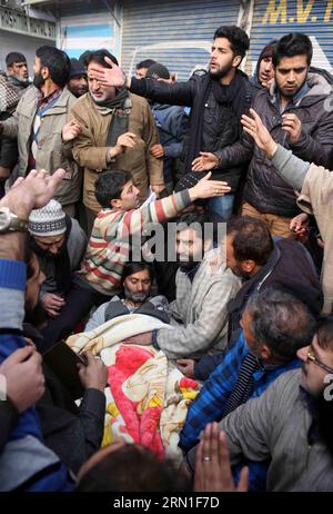 (141224) -- SRINAGAR, 24. Dezember 2014 -- Vorsitzender der Jammu- und Kaschmir-Befreiungsfront (JKLF) Muhammad Yasin Malik (C, Front) befindet sich im Maisuma-Gebiet von Srinagar, der Sommerhauptstadt des von Indien kontrollierten Kaschmirs, am 24. Dezember 2014 in einem Hungerstreik. Es kam zu Zusammenstößen zwischen Einheimischen und indischen paramilitärischen Soldaten, als der Vorsitzende der JKLF Muhammad Yasin Malik einen unbegrenzten Hungerstreik auslöste, um gegen die angebliche Inhaftierung von Jugendlichen zu protestieren. KASCHMIR-SRINAGAR-PROTEST JavedxDar PUBLICATIONxNOTxINxCHN Srinagar DEC 24 2014 Vorsitzender der Jammu- und Kaschmir-Befreiungsfront JKLF Muhammad Yasin Malik C Front IST AUF A Stockfoto