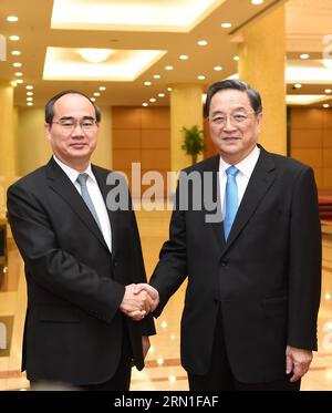 (141226) -- HANOI, 26. Dezember 2014 -- Yu Zhengsheng (R), Mitglied des Ständigen Ausschusses des Politischen Büros des Zentralkomitees der Kommunistischen Partei Chinas (KPCh) und Vorsitzender des Nationalen Komitees der Politischen Konsultativkonferenz des chinesischen Volkes, schüttelt mit Nguyen Thien Nhan die Hand, ein Mitglied des Politbüros der Kommunistischen Partei Vietnams und Präsident des Zentralkomitees der Vietnam-Vaterlandsfront während ihrer Gespräche in Hanoi, der Hauptstadt Vietnams, am 26. Dezember 2014. )(wjq) VIETNAM-HANOI-YU ZHENGSHENG-NGUYEN THIEN NHAN-TALKS LiuxJiansheng PUBLICATIONxNOTxINxCHN Hanoi DEZ 26 Stockfoto