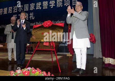 (141226) -- KATHMANDU, 26. Dezember 2014 -- der chinesische Außenminister Wang Yi (2. L) und der stellvertretende nepalesische Premierminister BAM Dev Gautam (R) eröffnen gemeinsam den Bau der Akademie der bewaffneten Polizeikräfte in Halchowk in Kathmandu, Nepal, 26. Dezember 2014. ) NEPAL-KATHMANDU-EINWEIHUNG BEWAFFNETE POLIZEIKRÄFTE AKADEMIE PratapxThapa PUBLICATIONxNOTxINxCHN Kathmandu DEC 26 2014 die chinesischen Außenminister Wang Yi 2nd l und die stellvertretenden nepalesischen Premierminister BAM Dev Gautam r eröffnen den Bau der Akademie der bewaffneten Polizeikräfte in Kathmandu Nepal DEC 26 2014 Nepal Kathmandu Einweihung bewaffnete Polizeikräfte Stockfoto