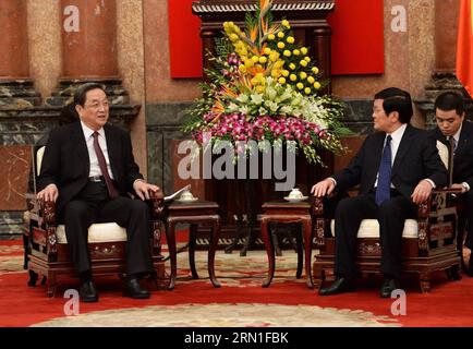 (141226) -- HANOI, 26. Dezember 2014 -- Yu Zhengsheng (L), Mitglied des Ständigen Ausschusses des Politischen Büros des Zentralkomitees der Kommunistischen Partei Chinas (KPCh) und Vorsitzender des Nationalen Komitees der Politischen Konsultativkonferenz des chinesischen Volkes, treffen mit dem vietnamesischen Präsidenten Truong Tan Sang in Hanoi, der Hauptstadt Vietnams, am 26. Dezember 2014. )(wjq) VIETNAM-HANOI-YU ZHENGSHENG-TRUONG TAN SANG-MEETING LiuxJiansheng PUBLICATIONxNOTxINxCHN Hanoi DEC 26 2014 Yu Zheng Sheng l Mitglied des Thing Committee des Politischen Büros der Kommunistischen Partei Chinas ZKPC Central Commit Stockfoto