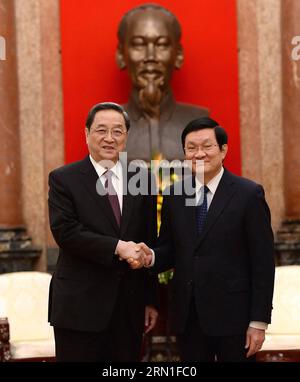 (141226) -- HANOI, 26. Dezember 2014 -- Yu Zhengsheng (L), Mitglied des Ständigen Ausschusses des Politischen Büros des Zentralkomitees der Kommunistischen Partei Chinas (KPCh) und Vorsitzender des Nationalen Komitees der Politischen Konsultativkonferenz des chinesischen Volkes, treffen mit dem vietnamesischen Präsidenten Truong Tan Sang in Hanoi, der Hauptstadt Vietnams, am 26. Dezember 2014. )(wjq) VIETNAM-HANOI-YU ZHENGSHENG-TRUONG TAN SANG-MEETING MaxZhancheng PUBLICATIONxNOTxINxCHN Hanoi DEC 26 2014 Yu Zheng Sheng l Mitglied des Thing Committee des Politischen Büros der Kommunistischen Partei Chinas CPC Central Committ Stockfoto