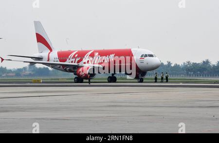 (141228) -- JAKARTA, 28. Dezember 2014 -- das am 25. April 2013 aufgenommene Foto zeigt ein Flugzeug von Air Asia am Flughafen Soekarno-Hatta in Jakarta, Indonesien. Air Asia sagte am 28. Dezember 2014 in einer Erklärung, dass sein Flug QZ8501 von Surabaya in Indonesien nach Singapur um 07:24 Uhr morgens (2324. Dezember 27 GMT) den Kontakt mit der Flugsicherung verloren habe. Die A320-200 hatte 155 Personen an Bord. Agung Kuncahya B.) INDONESIA-AIR ASIA FLUGZEUG-MISSING e yajiada PUBLICATIONxNOTxINxCHN Jakarta DEC 28 2014 Datei Foto aufgenommen AM April 25 2013 zeigt Air Asia Flugzeug AM Soekarno Hatta Flughafen in Jakarta Indonesien Air Asia sagte Stockfoto