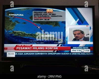 (141228) -- JAKARTA, 28. Dezember 2014 -- lokale Fernsehsendungen, die Nachrichten über ein Flugzeug von AirAsia verbreiten, das auf dem Weg von Surabaya in Indonesien nach Singapur in Jakarta, Indonesien, am 28. Dezember 2014 vermisst wird. AirAsia sagte am 28. Dezember 2014 in einer Erklärung, dass sein Flug QZ8501 von Surabaya in Indonesien nach Singapur um 07:24 Uhr morgens (2324. Dezember 27 GMT) den Kontakt mit der Flugsicherung verloren habe. Die A320-200 hatte 155 Personen. ) FOCUS INDONESIA-AIRASIA FLIEGER-MISSING VerixSanovri PUBLICATIONxNOTxINxCHN Jakarta DEC 28 2014 Lokale Fernsehsendungen Breaking News About to AirAsia Flieger missing ON Stockfoto