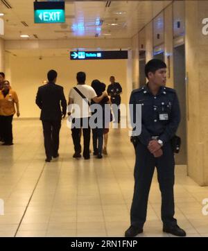 (141228) -- SINGAPUR, 28. Dezember 2014 -- Verwandte und Freunde betroffener Passagiere auf Lost Air Asia Flug QZ8501 gehen in den Wartebereich am Changi Airport, Singapur, 28. Dezember 2014. Der Flug QZ8501 startete um 5:20 Uhr Ortszeit von Surabaya in Indonesien und sollte um 8:30 Uhr am Flughafen Singapur Changi ankommen. Die Flugsicherung Singapur wurde um 7:54 Uhr informiert, dass der Flug am Sonntag um 7:24 Uhr Ortszeit den Kontakt zur Flugsicherung Jakarta verloren hat. ) SINGAPUR-AIR ASIA FLUG-MISSING MaxYujie PUBLICATIONxNOTxINxCHN Singapur DEC 28 2014 Verwandte und Frie Stockfoto
