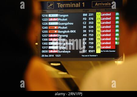 (141228) -- SINGAPUR, 28. Dezember 2014 -- Foto vom 28. Dezember 2014 zeigt die Ankunftsinformationstafel mit dem Status des Air Asia-Fluges QZ8501 am Flughafen Changi in Singapur. Der Flug QZ8501 startete um 5:20 Uhr Ortszeit von Surabaya in Indonesien und sollte um 8:30 Uhr am Flughafen Singapur Changi ankommen. Die Flugsicherung Singapur wurde um 7:54 Uhr informiert, dass der Flug am Sonntag um 7:24 Uhr Ortszeit den Kontakt zur Flugsicherung Jakarta verloren hat. )(zhf) SINGAPUR-AIR ASIA FLUG-MISSING ThenxChihxWey PUBLICATIONxNOTxINxCHN Singapur DEZ 28 2014 Bild T Stockfoto