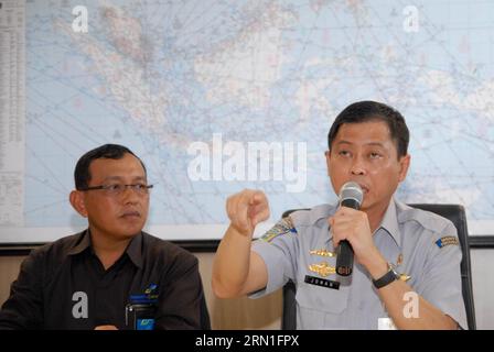 (141228) -- SURABAYA, 28. Dezember 2014 -- Transportminister Indonesiens Ignasius Jonan(R) spricht auf einer Pressekonferenz für Air Asia Missing Flight QZ8501 am internationalen Flughafen Juanda in Surabaya in Ost-Java, Indonesien, 28. Dezember 2014. Der Flug QZ8501 startete von Surabaya, Indonesien um 5:20 Uhr Ortszeit und planmäßig, um 8:30 Uhr am Flughafen Singapur Changi anzukommen Singapur Air Traffic Control wurde um 7:54 Uhr informiert, dass der Flug am Sonntag um 7:24 Uhr Ortszeit den Kontakt zur Flugsicherung Jakarta verloren hat. ) (lmz) INDONESIA-SURABAYA-AIR AISA-MINISTER SyaifulxArif Stockfoto