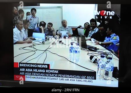 (141228) -- JAKARTA, 28. Dezember 2014 -- Foto vom 28. Dezember 2014 zeigt lokale Fernsehsender, die eine Pressekonferenz auf dem Flughafen Soekarno-Hatta in Jakarta, Indonesien, ausstrahlen. Ein Flugzeug der Air Asia verlor am Sonntag nach dem Start von Indonesien auf dem Weg nach Singapur den Kontakt zur Bodenkontrolle und die Behörden hatten eine Such- und Rettungsaktion gestartet. INDONESIEN-LUFT ASIEN FLUGZEUG-PRESSE-KONFERENZ HexChangshan PUBLICATIONxNOTxINxCHN Jakarta DEC 28 2014 Foto aufgenommen AUF DEC 28 2014 zeigt lokalen Fernsehen Broadcasting a Press Conference Hero AM Soekarno Hatta Airport in Jakarta Indonesien zu Air ASI Stockfoto
