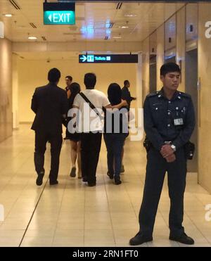 (141228) -- SINGAPUR, 28. Dezember 2014 -- Verwandte und Freunde betroffener Passagiere auf Lost Air Asia Flug QZ8501 gehen in den Wartebereich am Changi Airport, Singapur, 28. Dezember 2014. Der Flug QZ8501 startete um 5:20 Uhr Ortszeit von Surabaya in Indonesien und sollte um 8:30 Uhr am Flughafen Singapur Changi ankommen. Die Flugsicherung Singapur wurde um 7:54 Uhr informiert, dass der Flug am Sonntag um 7:24 Uhr Ortszeit den Kontakt zur Flugsicherung Jakarta verloren hat. ) SINGAPUR-AIR ASIA FLUG-MISSING MaxYujie PUBLICATIONxNOTxINxCHN Singapur DEC 28 2014 Verwandte und Frie Stockfoto