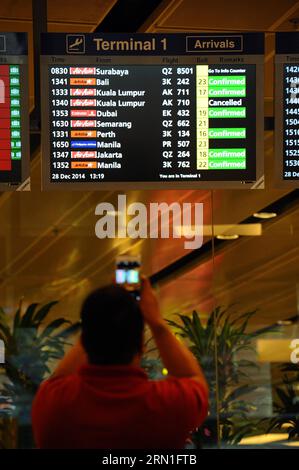 (141228) -- SINGAPUR, 28. Dezember 2014 -- Foto vom 28. Dezember 2014 zeigt die Ankunftsinformationstafel mit dem Status des Air Asia-Fluges QZ8501 am Flughafen Changi in Singapur. Der Flug QZ8501 startete um 5:20 Uhr Ortszeit von Surabaya in Indonesien und sollte um 8:30 Uhr am Flughafen Singapur Changi ankommen. Die Flugsicherung Singapur wurde um 7:54 Uhr informiert, dass der Flug am Sonntag um 7:24 Uhr Ortszeit den Kontakt zur Flugsicherung Jakarta verloren hat. )(zhf) SINGAPUR-AIR ASIA FLUG-MISSING ThenxChihxWey PUBLICATIONxNOTxINxCHN Singapur DEZ 28 2014 Bild T Stockfoto