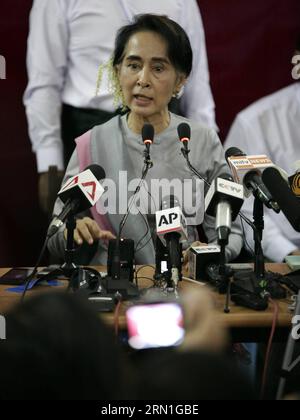 (141230) -- YANGON, 30. Dezember 2014 -- die Vorsitzende der Nationalen Liga für Demokratie (NLD) der Opposition Myanmars, Aung San Suu Kyi, spricht während einer Pressekonferenz in Yangon, Myanmar, am 30. Dezember 2014 mit den Medien. Die Vorsitzende der Opposition Myanmars, NLD Aung San Suu Kyi, forderte am Dienstag Mehrparteiengespräche zur Lösung der politischen Fragen des Landes und stimmte einem jüngsten Vorschlag an das parlament zu, so bald wie möglich sechs-Parteien-Gespräche abzuhalten. ) MYANMAR-YANGON-AUNG SAN SUU KYI-PRESS-KONFERENZ UxAung PUBLICATIONxNOTxINxCHN Yangon DEC 30 2014 Vorsitzender der Nationalen Liga der Opposition Myanmars für D Stockfoto