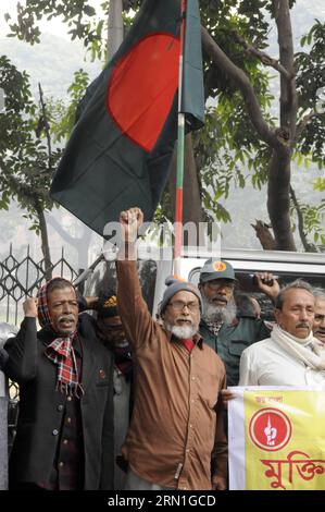 (141230) -- DHAKA, 30. Dezember 2014 -- Aktivisten aus Bangladesch schreien Parolen während einer Protestkundgebung, um die Todesstrafe vor der Verkündung des Urteils in Dhaka, der Hauptstadt von Bangladesch, am 30. Dezember 2014 zu fordern. Das bangladeschische Kriegsverbrechertribunal verurteilte am Dienstag einen Führer der bangladeschischen Jamaat-e-Islami-Partei wegen Kriegsverbrechen während des Befreiungskriegs 1971 zum Tode. BANGLADESCH-DHAKA-KRIEGSVERBRECHEN-URTEIL ScharifulxIslam PUBLICATIONxNOTxINxCHN Dhaka DEC 30 2014 Bangladeshi Aktivisten brüllen Parolen während einer Protestkundgebung, um Kapital vor der Verkündung des Urteils AN ZU fordern Stockfoto