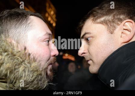 Ein regierungsnaher Demonstrant (L) streitet am 30. Dezember 2014 mit Nawalnys Unterstützer auf dem Maneschnaja-Platz in Moskau, Russland. Russische Aktivisten versammeln sich auf dem Moskauer Platz Maneschnaja nach dem Urteil über die Brüder Nawalny. Oppositionsführer Alexei Nawalny wurde zu einer 3,5-jährigen Bewährungsstrafe verurteilt und sein Bruder Oleg wurde zu einer 3,5-jährigen Haftstrafe verurteilt. Sie wurden der Veruntreuung des französischen Kosmetikunternehmens Yves Rocher für schuldig befunden. RUSSLAND-MOSKAU-PROTEST-NAWALNY PawelxBednjakow PUBLICATIONxNOTxINxCHN ein pro Regierung l spricht mit S-Unterstützer AUF DEM Maneschnaja-Platz in Moskau Russland AUF DEC Stockfoto