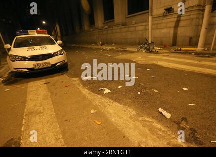 AKTUELLES ZEITGESCHEHEN 36 Tote bei Massenpanik in Shanghai (150101) -- SHANGHAI, 1. Januar 2015 -- Foto aufgenommen am 1. Januar 2015 zeigt die Szene einer Stampede, die unter den Menschen, die an Neujahrsfeiern im ostchinesischen Shanghai teilnahmen, Todesopfer verursachte. Die Neujahrsfeiern in Shanghais Bund-Gebiet verliefen Mittwochabend, als eine Stampede 35 Tote und 42 Verletzte forderte. Ein Zeuge sagte, dass einige Coupons, die wie Dollarscheine aussahen, aus dem Fenster eines Gebäudes im dritten Stock in der Nähe des Bundes geworfen wurden und Menschen, die am Flussufer standen, begannen, nach diesen Coupons zu suchen. Die Cit Stockfoto