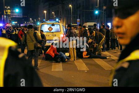 AKTUELLES ZEITGESCHEHEN 36 Tote bei Massenpanik in Shanghai (150101) -- SHANGHAI, 1. Januar 2015 () -- Foto aufgenommen am 1. Januar 2015 zeigt die Szene einer Stampede, die unter den Menschen, die an Neujahrsfeiern im ostchinesischen Shanghai teilnahmen, Todesopfer verursachte. Die Neujahrsfeiern in Shanghais Bund-Gebiet verliefen Mittwochabend, als eine Stampede 35 Tote und 42 Verletzte forderte. Die Stadt hat ein Arbeitsteam für Rettungseinsätze und die Nachwirkungen eingerichtet. Die Unfallursache wird untersucht. () (YXB) (FOCUS)CHINA-SHANGHAI-NEW YEAR-CELEBRATION-STAMPEDE-CASUALTIES (C Stockfoto