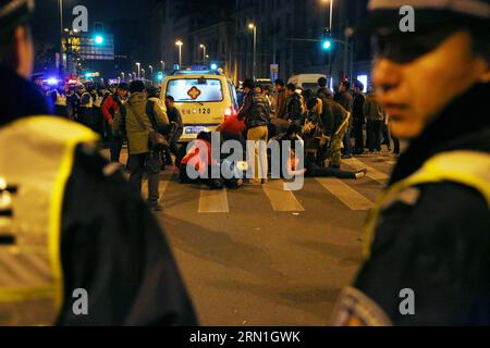 AKTUELLES ZEITGESCHEHEN 36 Tote bei Massenpanik in Shanghai (150101) -- SHANGHAI, 1. Januar 2015 () -- Foto aufgenommen am 1. Januar 2015 zeigt die Szene einer Stampede, die unter den Menschen, die an Neujahrsfeiern im ostchinesischen Shanghai teilnahmen, Todesopfer verursachte. Die Neujahrsfeiern in Shanghais Bund-Gebiet verliefen Mittwochabend, als eine Stampede 35 Tote und 42 Verletzte forderte. Die Stadt hat ein Arbeitsteam für Rettungseinsätze und die Nachwirkungen eingerichtet. Die Unfallursache wird untersucht. () (YXB) CHINA-SHANGHAI-NEW YEAR-CELEBRATION-STAMPEDE-CASUALTIES (CN) XINH Stockfoto