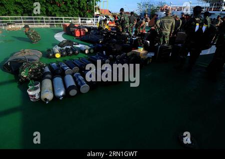 AKTUELLES ZEITGESCHEHEN Absturz von AirAsia-Flug QZ8501 - such- und Rettungsteam wartet auf Einsatz (150101) -- PANGKALAN BUN, 1. Januar 2015 -- Suchteam der indonesischen Marine bereitet Tauchausrüstungen für ihren Sucheinsatz in Pangkalan Bun, Central Kalimantan, Indonesien, 1. Januar 2015 vor. Die Suche nach 162 Menschen, die am Sonntag an Bord des AirAsia-Fluges QZ8501 verschwanden, wurde am Mittwoch durch starken Regen, Wind und dicke Wolken über dem Java-Meer stark eingeschränkt, was bis Freitag dauern wird. Die abgehackten Bedingungen hinderten Taucher daran, ins Wasser zu gelangen, und die Hubschrauber waren weitgehend geerdet. ) IND Stockfoto