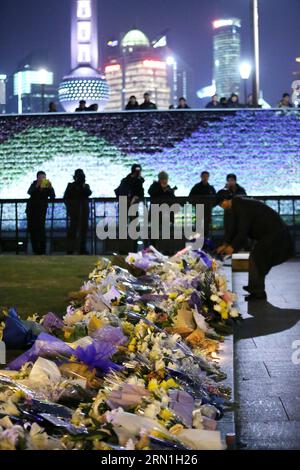 AKTUELLES ZEITGESCHEHEN 36 Tote bei Massenpanik in Shanghai (150101) -- SHANGHAI, 1. Januar 2015 -- Bürger präsentieren den Opfern in der Nähe des Unfallortes in Shanghai, Ostchina, 1. Januar 2015. Die Neujahrsfeiern in Shanghais Bund-Gebiet verliefen Mittwochabend, als eine Stampede 36 Tote und 47 Verletzte forderte. Die Stadt hat ein Arbeitsteam für Rettungseinsätze und die Nachwirkungen eingerichtet. ) (Yxb) CHINA-SHANGHAI-NEW YEAR-CELEBRATION-STAMPEDE-CASUALTIES(CN) DingxTing PUBLICATIONxNOTxINxCHN Nachrichten aktuelle Ereignisse 36 Todesfälle bei Massenpanik in Shanghai 150101 Shanghai Jan Stockfoto