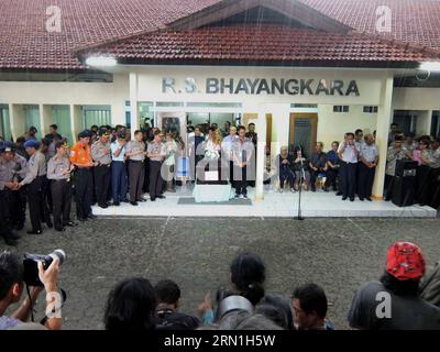 AKTUELLES ZEITGESCHEHEN Absturz von AirAsia-Flug QZ8501 - Angehörige trauern (150101) -- SURABAJA, 1. Januar 2015 -- Menschen stehen in stiller Ehrerbietung, nachdem die erste Leiche eines abgestürzten Flugzeuges AirAsia am 1. Januar 2015 im Krankenhaus Bhayangkara in Surabaja ankommt. Experten, die die Opfer des Flugzeugs AirAsia identifizierten, das im Wasser Indonesiens versank, gaben am Donnerstag das erste Ergebnis ihrer Arbeiten bekannt, um zwei Leichen zu identifizieren, und sagten, dass sie bald eine von ihnen ihrer Familie übergeben würden. Der Leiter der Katastrophenopferidentifizierung (DVI), genannt nur Budiono, sagte, dass einer der beiden Körper erfolgreich identifiziert wurde Stockfoto