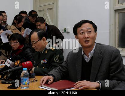 AKTUELLES ZEITGESCHEHEN 36 Tote bei Massenpanik in Shanghai (150101) -- SHANGHAI, 1. Januar 2015 -- Ein lokaler Beamter stellt den Zustand der Opfer im Shanghai Changzheng Krankenhaus in Shanghai, Ostchina, 1. Januar 2015 vor. Die Neujahrsfeiern in Shanghais Bund-Gebiet verliefen Mittwochnacht, als eine Stampede 36 Tote und 13 Schwerverletzte forderte. Die Stadt hat ein Arbeitsteam für Rettungseinsätze und die Nachwirkungen eingerichtet. ) (Yxb) CHINA-SHANGHAI-NEW YEAR-CELEBRATION-STAMPEDE-CASUALTIES(CN) LiuxYing PUBLICATIONxNOTxINxCHN Nachrichten aktuelle Ereignisse 36 Todesfälle bei der Massenpanik Stockfoto