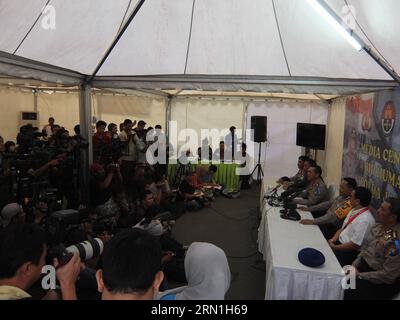 AKTUELLES ZEITGESCHEHEN Absturz von AirAsia-Flug QZ8501 - Pressekonferenz Lokale Beamte nehmen am 31. Dezember 2014 an einer Pressekonferenz in Surabaja Teil. Experten, die die Opfer des Flugzeugs AirAsia identifizierten, das im Wasser Indonesiens versank, gaben am Donnerstag das erste Ergebnis ihrer Arbeiten bekannt, um zwei Leichen zu identifizieren, und sagten, dass sie bald eine von ihnen ihrer Familie übergeben würden. )(bxq) INDONESIA-SURABAJA-AIRASIA-VICTIMS HexChangshan PUBLICATIONxNOTxINxCHN Nachrichten aktuelle Ereignisse Absturz von AirAsia Flug Pressekonferenz Lokale Beamte nehmen an einer Pressekonferenz IM DEC 31 2014 Teil Experten identifizieren Opfer von Th Stockfoto