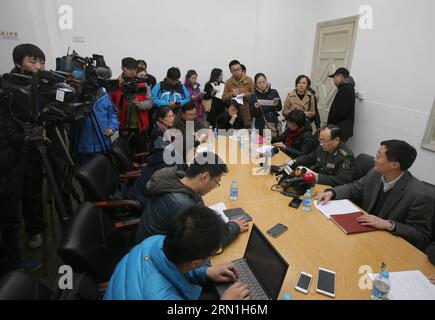 AKTUELLES ZEITGESCHEHEN 36 Tote bei Massenpanik in Shanghai (150101) -- SHANGHAI, 1. Januar 2015 -- Ein lokaler Beamter stellt den Zustand der Opfer im Shanghai Changzheng Krankenhaus in Shanghai, Ostchina, 1. Januar 2015 vor. Die Neujahrsfeiern in Shanghais Bund-Gebiet verliefen Mittwochnacht, als eine Stampede 36 Tote und 13 Schwerverletzte forderte. Die Stadt hat ein Arbeitsteam für Rettungseinsätze und die Nachwirkungen eingerichtet. ) (Yxb) CHINA-SHANGHAI-NEW YEAR-CELEBRATION-STAMPEDE-CASUALTIES(CN) LiuxYing PUBLICATIONxNOTxINxCHN Nachrichten aktuelle Ereignisse 36 Todesfälle bei der Massenpanik Stockfoto