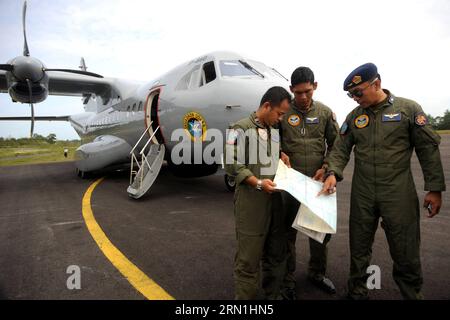 (150103) -- JAVA SEA, 3. Januar 2015 -- Personal der indonesischen Luftwaffe bereitet sich vor dem Flug auf die Durchführung der Suchoperation des AirAsia-Fluges QZ8501 in Java Sea, 3. Januar 2015 in Indonesien vor. Retter haben zwei große Objekte entdeckt, die als Teile des abgestürzten AirAsia-Flugzeugs auf dem Meeresboden in indonesischen Gewässern gelten, sagte Retter hier am Samstag. INDONESIEN-JAVA SEA-AIRASIA-SEARCH AGUNGXKUNCAHYAXB. PUBLICATIONxNOTxINxCHN Java Sea 3. Januar 2015 Personal der indonesischen Luftwaffe bereitet sich vor dem Fliegen auf die Durchführung von Suchoperationen von AirAsia-Flügen IN Java Sea in Indonesien vor. Januar 3 2015 Rescue hat T entdeckt Stockfoto