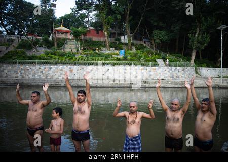 Kathmandu, Nepal. August 2023 31. Hinduistische Priester nehmen ein heiliges Bad, während sie Rituale im Gokarneshor, Uttarbahini Tempel während des Janai Purnima Festivals durchführen. Janai Purnima, auch bekannt als das Sacred Thread Festival oder Rakshya Bandhan Festival, führen Hindus, insbesondere die Brahmans und Chettris, ihren jährlichen Wechsel von Janai auf, heilige Fäden, die über die Brust getragen oder um das Handgelenk gebunden und von Mantras gereinigt werden. Das Gewinde ist ein Symbol für Schutz. Quelle: SOPA Images Limited/Alamy Live News Stockfoto