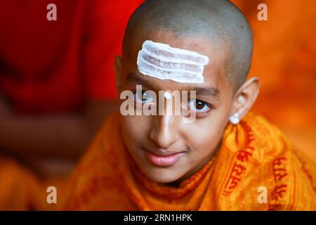 Kathmandu, Nepal. August 2023 31. Ein hinduistischer Priester schaut während des Janai-Purnima-Festivals auf, während er Rituale im Gokarneshor, Uttarbahini-Tempel, aufführt. Janai Purnima, auch bekannt als das Sacred Thread Festival oder Rakshya Bandhan Festival, führen Hindus, insbesondere die Brahmans und Chettris, ihren jährlichen Wechsel von Janai auf, heilige Fäden, die über die Brust getragen oder um das Handgelenk gebunden und von Mantras gereinigt werden. Das Gewinde ist ein Symbol für Schutz. Quelle: SOPA Images Limited/Alamy Live News Stockfoto