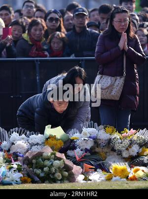 (150103) -- SHANGHAI, 3. Januar 2015 -- Bürger trauern um Stampede-Opfer im Bund, Ost-chinesisches Shanghai, 3. Januar 2015. Die Behörden von Shanghai haben alle Identitäten der 36 Opfer überprüft und enthüllt, die bei der Neujahrsstampede des Bundes getötet wurden, sagte die Presse der Regierung am Samstag. Das jüngste Opfer war 12 Jahre alt und das älteste 37 Jahre alt. Die Stampede ereignete sich am Mittwochabend, als Zehntausende Menschen sich auf dem historischen Spaziergang am Ufer Shanghais versammelten, um eine Silvester-Skyline-Show im Finanzviertel Pudong auf der gegenüberliegenden Seite des Huangpu River zu sehen. ) (hdt) CHINA- Stockfoto