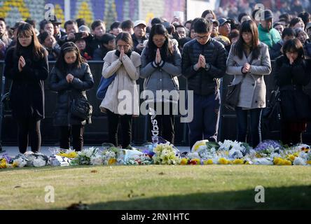 (150103) -- SHANGHAI, 3. Januar 2015 -- Bürger trauern um Stampede-Opfer im Bund, Ost-chinesisches Shanghai, 3. Januar 2015. Die Behörden von Shanghai haben alle Identitäten der 36 Opfer überprüft und enthüllt, die bei der Neujahrsstampede des Bundes getötet wurden, sagte die Presse der Regierung am Samstag. Das jüngste Opfer war 12 Jahre alt und das älteste 37 Jahre alt. Die Stampede ereignete sich am Mittwochabend, als Zehntausende Menschen sich auf dem historischen Spaziergang am Ufer Shanghais versammelten, um eine Silvester-Skyline-Show im Finanzviertel Pudong auf der gegenüberliegenden Seite des Huangpu River zu sehen. ) (hdt) CHINA- Stockfoto