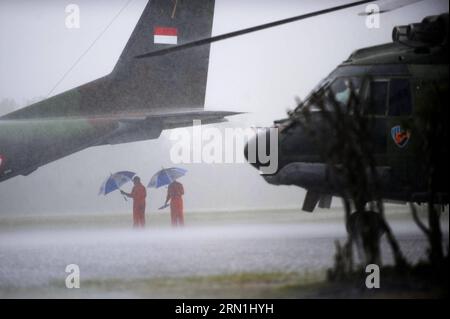 AKTUELLES ZEITGESCHEHEN Absturz von AirAsia-Flug QZ8501 - schlechtes Wetter erschwert Suche nach Flugschreiber (150104) -- PANGKALAN BUN, 4. Januar 2015 -- indonesische Luftwaffenpiloten halten Regenschirme, um Schutz vor starkem Regen zu erhalten, während ihr Flugzeug am 4. Januar 2015 in Pangkalan Bun, Indonesien, abgesagt wird. Das Such- und Rettungsteam muss noch die schwarzen Boxen des abgestürzten AirAsia-Fluges QZ8501 finden, da noch immer schlechtes Wetter auf der Absturzstelle herrscht, sagte ein indonesischer Beamter hier am Samstag. ) INDONESIEN-PANGKALAN BUN-AIRASIA-SCHWERER REGEN AGUNGXKUNCAHYAXB. PUBLICATIONxNOTxINxCHN News aktuelle Ereignisse C Stockfoto