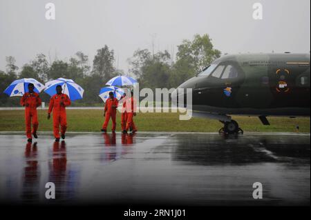 AKTUELL ZEITGESCHEHEN Absturz von AirAsia-Flug QZ8501 - schlechtes Wetter erschwert Suche nach Flugschreiber (150104) -- PANGKALAN BUN, 4. Januar 2015 -- indonesische Luftwaffenpiloten halten Regenschirme bei starkem Regen, während ihr Flugzeug am 4. Januar 2015 in Pangkalan Bun, Indonesien, abgesagt wird. Das Such- und Rettungsteam muss noch die schwarzen Boxen des abgestürzten AirAsia-Fluges QZ8501 finden, da noch immer schlechtes Wetter auf der Absturzstelle herrscht, sagte ein indonesischer Beamter hier am Samstag. ) INDONESIEN-PANGKALAN BUN-AIRASIA-SCHWERER REGEN AGUNGXKUNCAHYAXB. PUBLICATIONxNOTxINxCHN News aktuelle Ereignisse Crash From Air Stockfoto