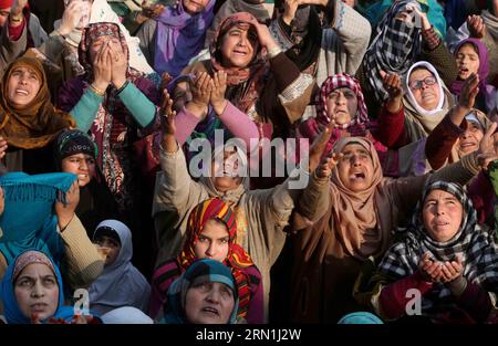 AKTUELLES ZEITGESCHEHEN Moslems feiern den Geburtstag vom Propheten Mohammed (150104) -- SRINAGAR, 4. Jan. 2015 -- Kaschmir muslimische Frauen suchen Segnungen auf Eid Milad-un-Nabi am Hazratbal-Schrein in Srinagar, Sommerhauptstadt des von Indien kontrollierten Kaschmirs, 4. Jan. 2015. Tausende von Kaschmiri-Muslimen versammelten sich am Heiligtum, in dem sich die heilige Reliquien befinden, die als Haare aus dem Bart des Propheten Mohammed galten, auf Eid Milad-un-Nabi, dem Geburtstag des Propheten Mohammed. )(zhf) KASCHMIR-SRINAGAR-EID MILAD UN NABI-CELEBRATION JavedxDar PUBLICATIONxNOTxINxCHN Nachrichten aktuelle Ereignisse Moslems Celebrity Stockfoto