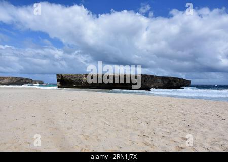 Felsformation, bekannt als Little Aruba auf der Ostseite der Insel. Stockfoto