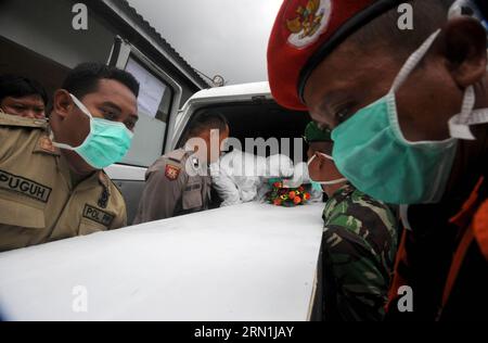 AKTUELLES ZEITGESCHEHEN Absturz von AirAsia-Flug QZ8501 - Transport von Leichen nach Pangkalan Bun (150105) -- PANGKALAN BUN, 5. Januar. 2015 -- indonesische Militärangehörige und Freiwillige laden einen Sarg mit der Leiche eines Opfers des AirAsia-Fluges QZ8501 in einen Krankenwagen in Pangkalan Bun, Indonesien. Januar 2015. Drei Leichen von AirAsia-Unfallopfern wurden am Montag von einem Hubschrauber der indonesischen Nationalen Such- und Rettungsbehörde (BASARNAS) an das indonesische AirAsia-Suchzentrum geliefert, so dass die Anzahl der Leichen, die zum Evakuierungskommando-Posten geschickt wurden, 37 erreichte. ) INDONESIEN-PANGKALAN Stockfoto