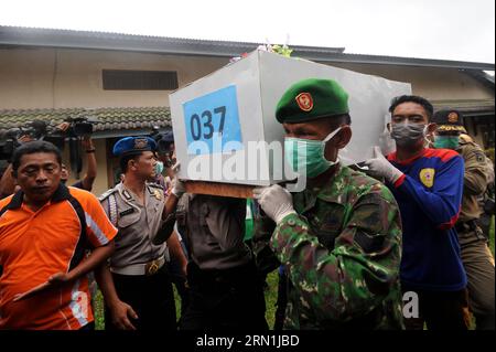 AKTUELLES ZEITGESCHEHEN Absturz von AirAsia-Flug QZ8501 - Transport von Leichen nach Pangkalan Bun (150105) -- PANGKALAN BUN, 5. Januar. 2015 -- indonesische Militärangehörige und Freiwillige tragen einen Sarg, der die Leiche eines Opfers des AirAsia-Fluges QZ8501 enthält, zu einem Krankenwagen in Pangkalan Bun, Indonesien. Januar 2015. Drei Leichen von AirAsia-Unfallopfern wurden am Montag von einem Hubschrauber der indonesischen Nationalen Such- und Rettungsbehörde (BASARNAS) an das indonesische AirAsia-Suchzentrum geliefert, so dass die Anzahl der Leichen, die zum Evakuierungskommando-Posten geschickt wurden, 37 erreichte. ) INDONESIEN-PANGKALAN Stockfoto