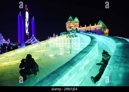 (150105) -- HARBIN, 5. Januar 2015 -- Touristen genießen sich auf Eisrutschen in der Eis- und Schneelandschaft von Harbin, Hauptstadt der nordöstlichen Provinz Heilongjiang, 5. Januar 2015. Das 31. China (Harbin) International Ice and Snow Festival startete hier am Montag. )(wjq) CHINA-HEILONGJIANG-HARBIN-EIS & SCHNEE FESTIVAL (CN) WangxJianwei PUBLICATIONxNOTxINxCHN Harbin 5. Januar 2015 Touristen genießen sich AUF EIS Rutschen in der EIS und Schnee Welt von Harbin Hauptstadt von Nordostchina S Heilongjiang Provinz 5. Januar 2015 das 31. China Harbin International EIS und Schnee Festival begann hier Montag Chi Stockfoto