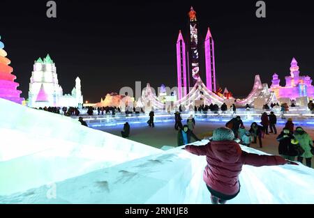 (150105) -- HARBIN, 5. Januar 2015 -- Touristen genießen sich auf Eisrutschen in der Eis- und Schneelandschaft von Harbin, Hauptstadt der nordöstlichen Provinz Heilongjiang, 5. Januar 2015. Das 31. China (Harbin) International Ice and Snow Festival startete hier am Montag. )(wjq) CHINA-HEILONGJIANG-HARBIN-EIS & SCHNEE FESTIVAL (CN) WangxJianwei PUBLICATIONxNOTxINxCHN Harbin 5. Januar 2015 Touristen genießen sich AUF EIS Rutschen in der EIS und Schnee Welt von Harbin Hauptstadt von Nordostchina S Heilongjiang Provinz 5. Januar 2015 das 31. China Harbin International EIS und Schnee Festival begann hier Montag Chi Stockfoto