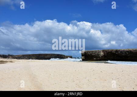 Große Felsformation auf der Ostseite von Aruba, bekannt als Moro. Stockfoto