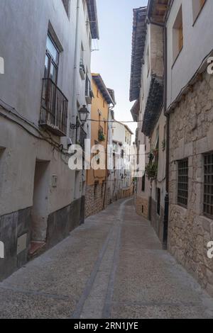 Enge und einsame Straßen in der Stadt Pastrana bei Sonnenuntergang, in der Alcarria, Guadalajara, Spanien. Stockfoto