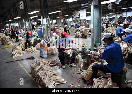 WIRTSCHAFT China - Bügel-Produktion in Lipu (150107) -- LIPU (GUANGXI), 6. Januar 2015 -- Arbeiter verarbeiten Kleiderbügel in einer Fabrik im Kreis Lipu, südwestchinesische autonome Region Guangxi Zhuang, 6. Januar 2015. Mit 126 Fabriken, die Kleiderbügel herstellen, erreichte die jährliche Produktion des Handels in Lipu 6,5 Milliarden RMB Yuan (etwa 1,06 Milliarden US-Dollar). (wf) CHINA-GUANGXI-CLOTHES HANGER-INDUSTRY(CN) LuxBo an PUBLICATIONxNOTxINxCHN Economy China Bügelproduktion in Lipu Lipu Guangxi 6. Januar 2015 Arbeiter verarbeiten Kleiderbügel IN einer Fabrik in Lipu County Südwestchina S Guang Stockfoto