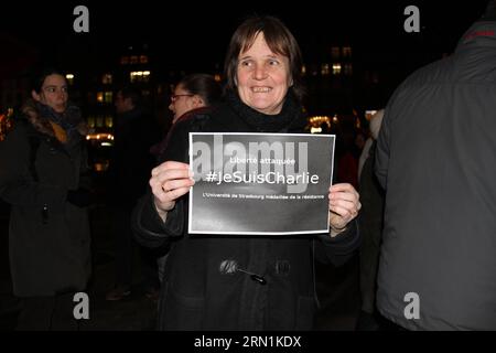 (150107) -- STRASSBURG, 7. Januar 2015 -- Menschen nehmen an einer Kundgebung Teil, um gegen die tödliche Pariser Schießerei in Straßburg, Frankreich, am 7. Januar 2015 zu protestieren. Mindestens 12 Menschen wurden getötet, als zwei maskierte und bewaffnete Männer am Mittwoch in das Hauptquartier der Satirezeitschrift Charlie Hebdo in Paris stürmten. FRANKREICH-STRASSBURG-RALLYE-PROTEST LuxSuyan PUBLICATIONxNOTxINxCHN Straßburg 7. Januar 2015 Prominente nehmen an einer RALLYE Teil, um gegen die tödliche Pariser SCHIESSEREI in Straßburg Frankreich AM 7. Januar 2015 zu PROTESTIEREN mindestens 12 Prominente wurden GETÖTET, als zwei maskierte und bewaffnete Männer AM Mittwoch in die Stadt eindrangen Stockfoto