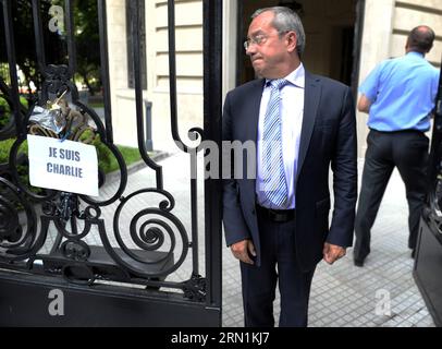 (150108) -- BUENOS AIRES, 7. Januar 2015 -- Jean-Michel Casa, französischer Botschafter in Argentinien, reagiert während einer Demonstration für die Opfer der Erschießung in den Büros der französischen Zeitschrift Charlie Hebdo in Paris, vor der französischen Botschaft in Buenos Aires, Argentinien, am 7. Januar 2015. Der französische Präsident Francois Hollande gab bekannt, dass der 7. Januar in Frankreich ein Tag der nationalen Trauer sein wird und die Flaggen drei Tage lang auf halbem Mast zu Ehren der Opfer des Charlie Hebdo-Angriffs aufgestellt werden. Der französische Präsident erklärte auch, dass unter den 12 Toten 11 Männer und eine Frau seien. Alejandro Stockfoto