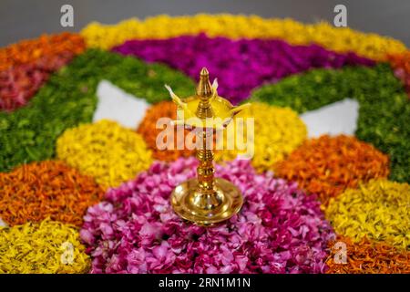 Onam Festival, Öllampe, Messinglampe, florales Rangoli, Konzept, konzeptionell, Tischplatte, Kerala, Indien, Asien, Stock Foto, Magier, verschwommener Hintergrund Stockfoto