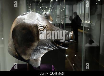 (150109) -- JINAN, 9. Januar 2015 -- der Bronzekopf des Schweins ist während einer Ausstellung der Schätze des Yuanmingyuan im Shandong Provincial Museum in Jinan, der Hauptstadt der ostchinesischen Provinz Shandong, am 9. Januar 2015 zu sehen. Bronzeköpfe von Kuh, Tiger, Affe und Schwein sowie mehr als 100 Reliquien aus dem Yuanmingyuan waren in der Ausstellung ausgestellt. (wyo) CHINA-JINAN-YUANMINGYUAN RELIQUIENAUSSTELLUNG (CN) XuxSuhui PUBLICATIONxNOTxINxCHN Jinan Jan 9 2015 der Bronzekopf des Schweins IST während der Ausstellung der Schätze des Yuan Ming Yuan IM Shan Dong Provincial Museum in Jinan Cap zu sehen Stockfoto